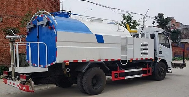 公路灑水車_東風多利卡3800軸距路面清洗車3