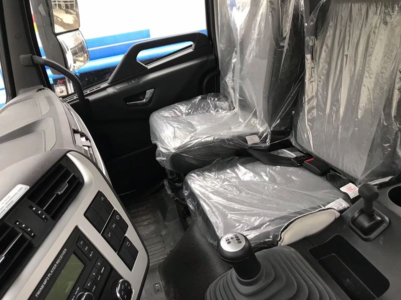 國六東風(fēng)天錦霧炮抑塵車駕駛室內(nèi)飾圖片 國六東風(fēng)天錦霧炮抑塵車駕駛室內(nèi)飾圖片