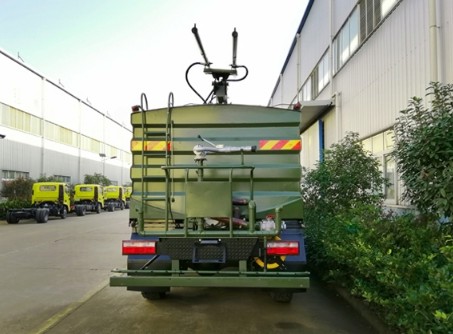 東風六驅(qū)光伏板清洗車圖片 東風六驅(qū)光伏板清洗車圖片