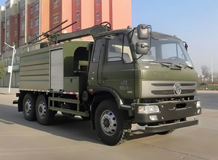 東風六驅光伏板清洗車,專業清洗太陽能板!