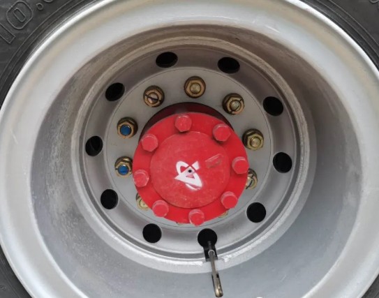 后橋半軸的螺絲4500軸距的只有8個(gè) 后橋半軸的螺絲4500軸距的只有8個(gè)