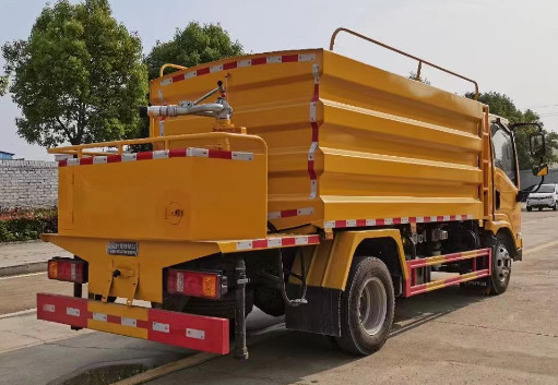 躍進開拓T100藍牌灑水車 躍進開拓T100藍牌灑水車