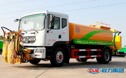 東風多利卡灑水車,前部加裝護欄清洗設備,后部帶防撞包! 東風多利卡灑水車,前部加裝護欄清洗設備,后部帶防撞包!