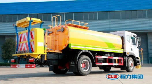 �|�L��������ˮ܇��ǰ�����b�o����ϴ�O�䣬�󲿎���ײ����